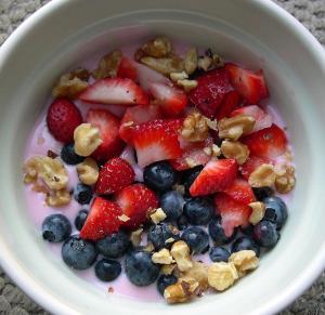 berries-yogurt-breakfast-food berries and yogurt