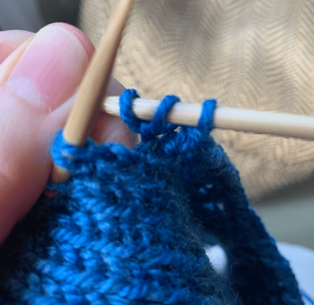 Doing Jeny's surprisingly stretchy bind-off