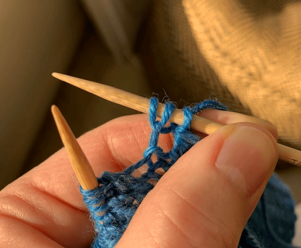 Doing Jeny's surprisingly stretchy bind-off