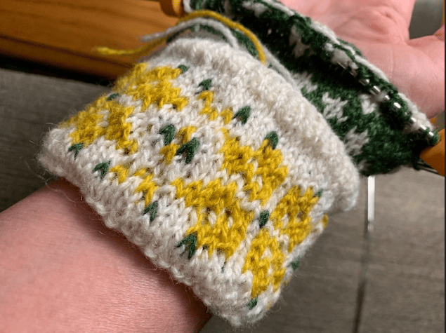 Knitting a mitten in colorwork