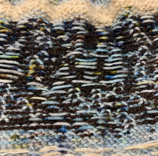 Carrying floats when knitting