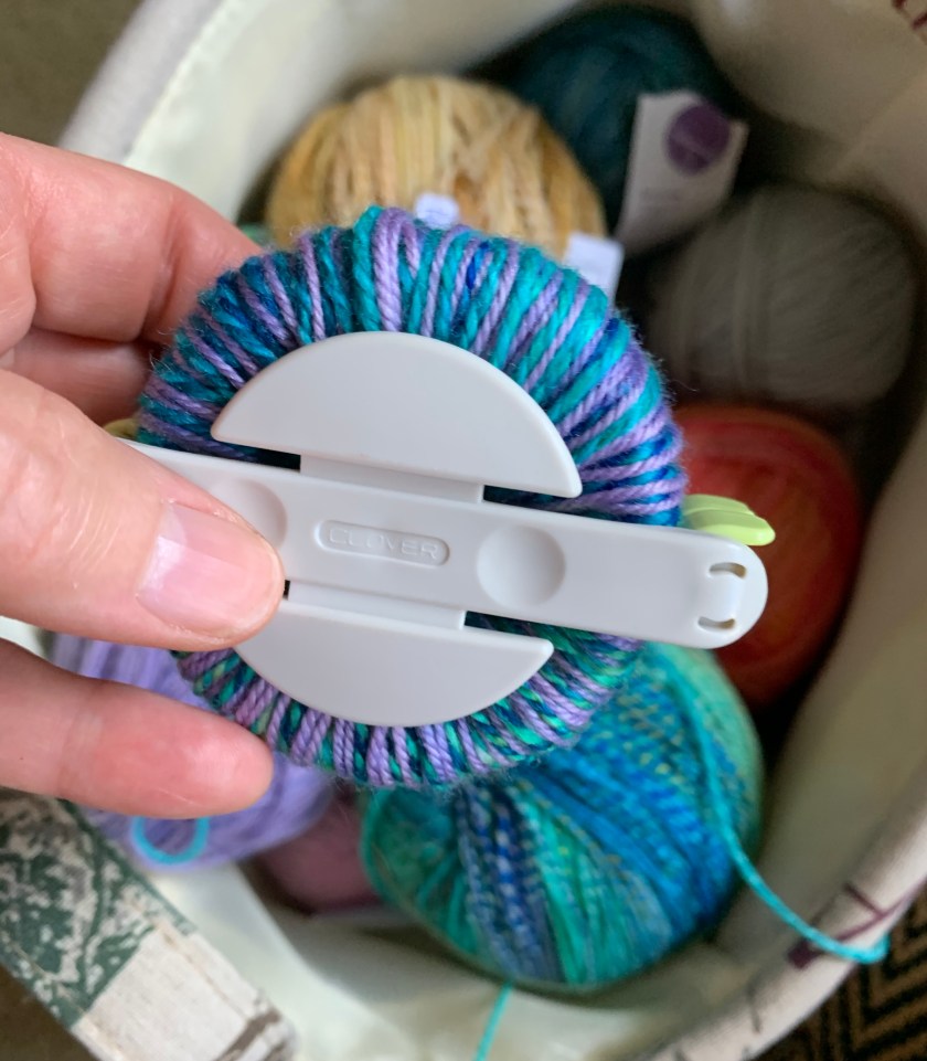 pompom maker wrapping yarn