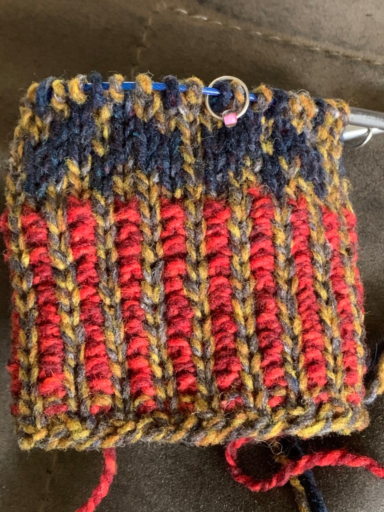 Corrugated ribbing of Oulu Mitt pattern