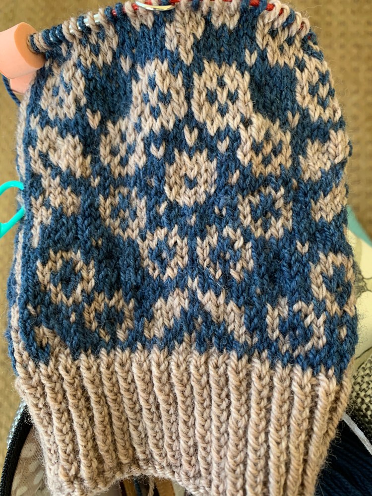 Colorwork knitting and yarn dominance depending on which hand holds the yarn.