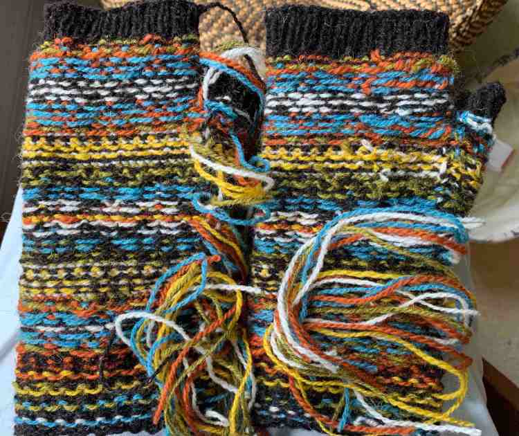 weaving in ends on Stellar Parallax mitts