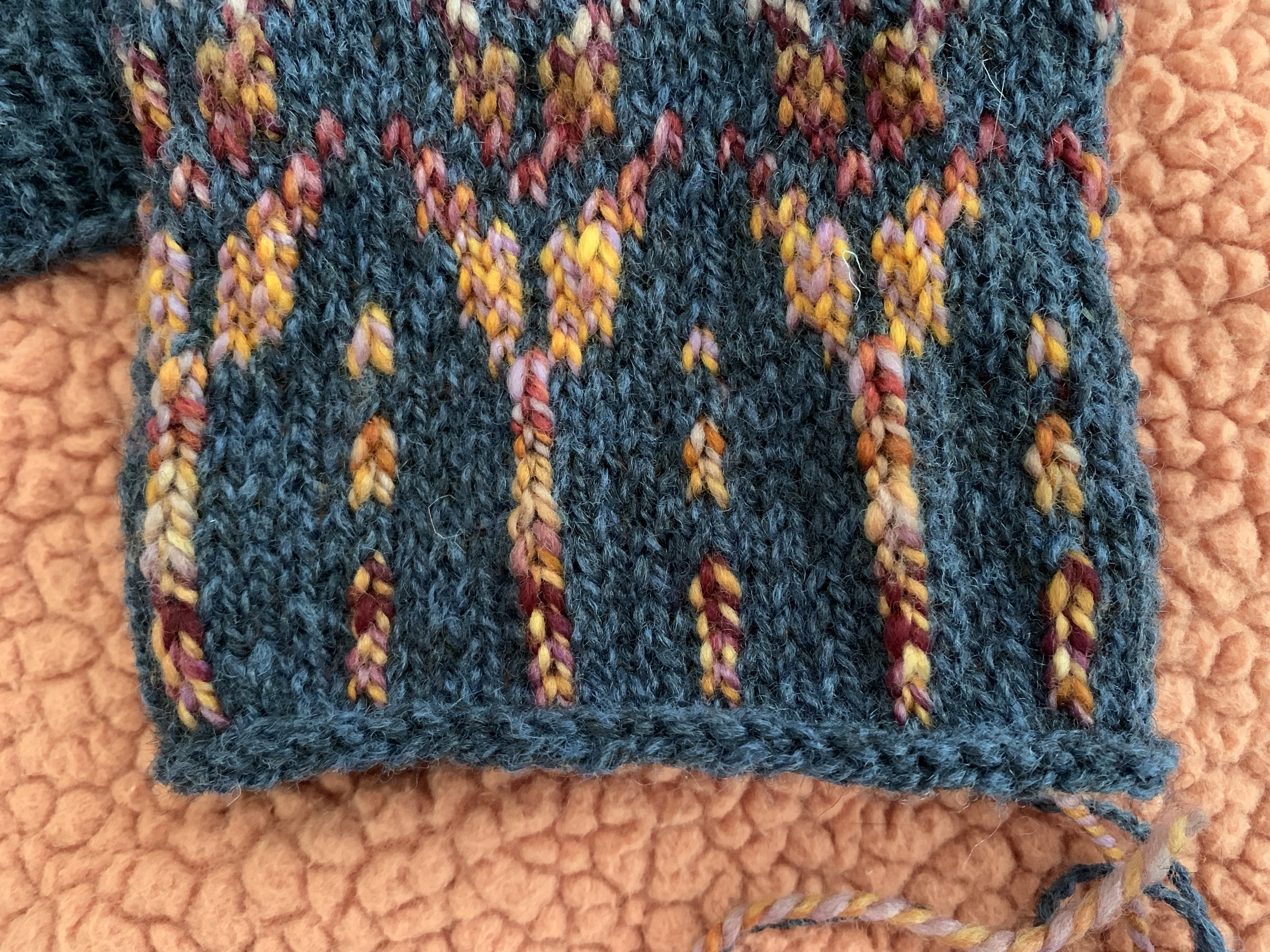 Sweater sleeve in colorwork and i-cord bind off