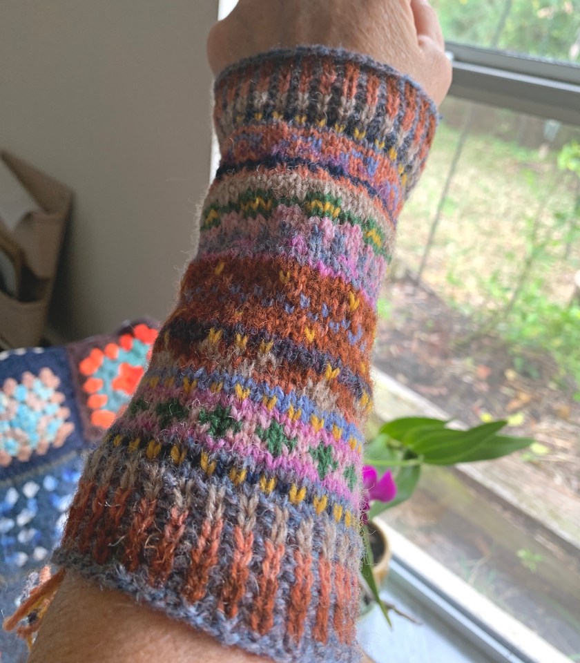 Knitting Fair Isle wrist warmers