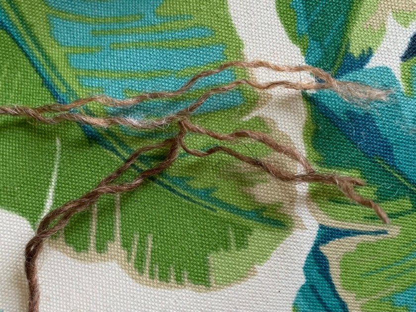 unravel the yarn ends