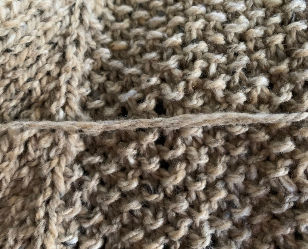 spit splicing the wool yarn