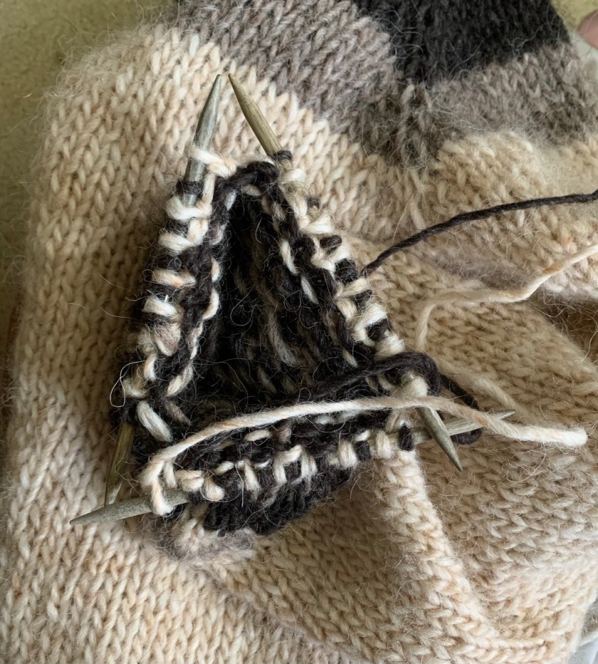 Knitting the sleeve with double-pointed needles