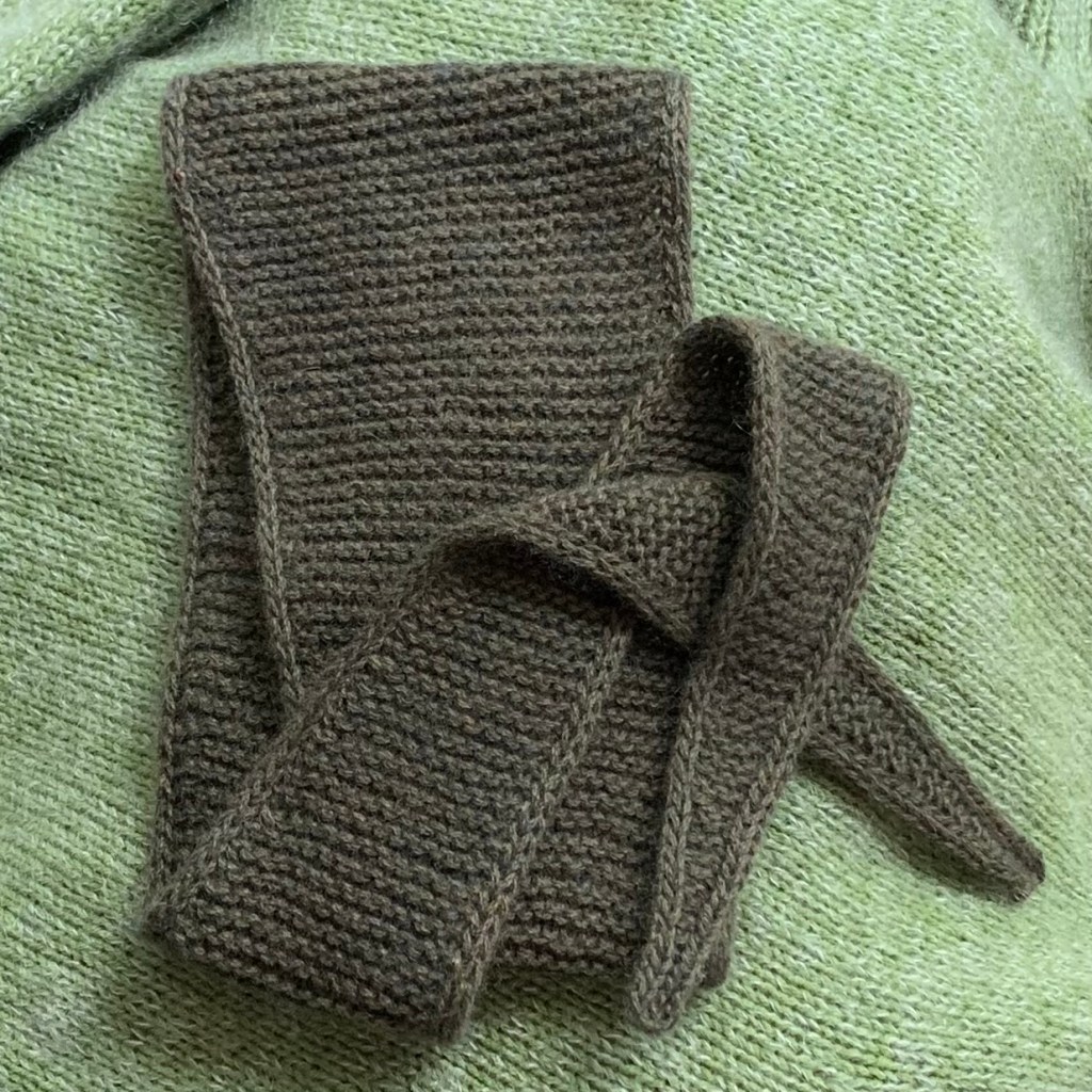 Sophie Scarf knit in army green color