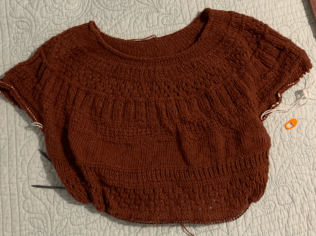 Knitting a top in cotton yarn using a dark color