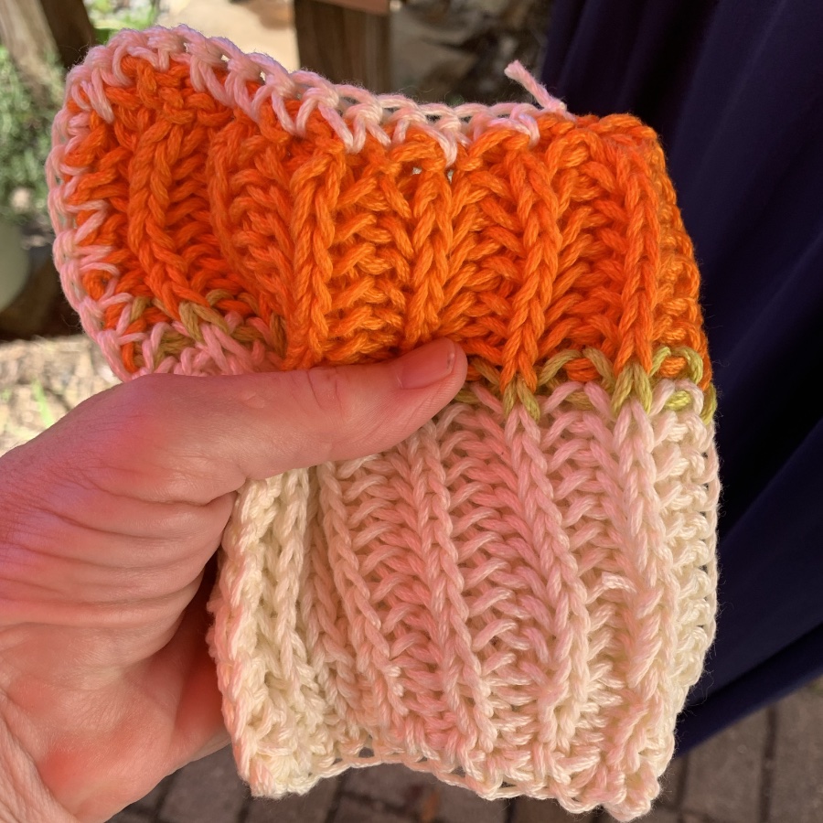 Bioche knitting with cotton for a dishcloth